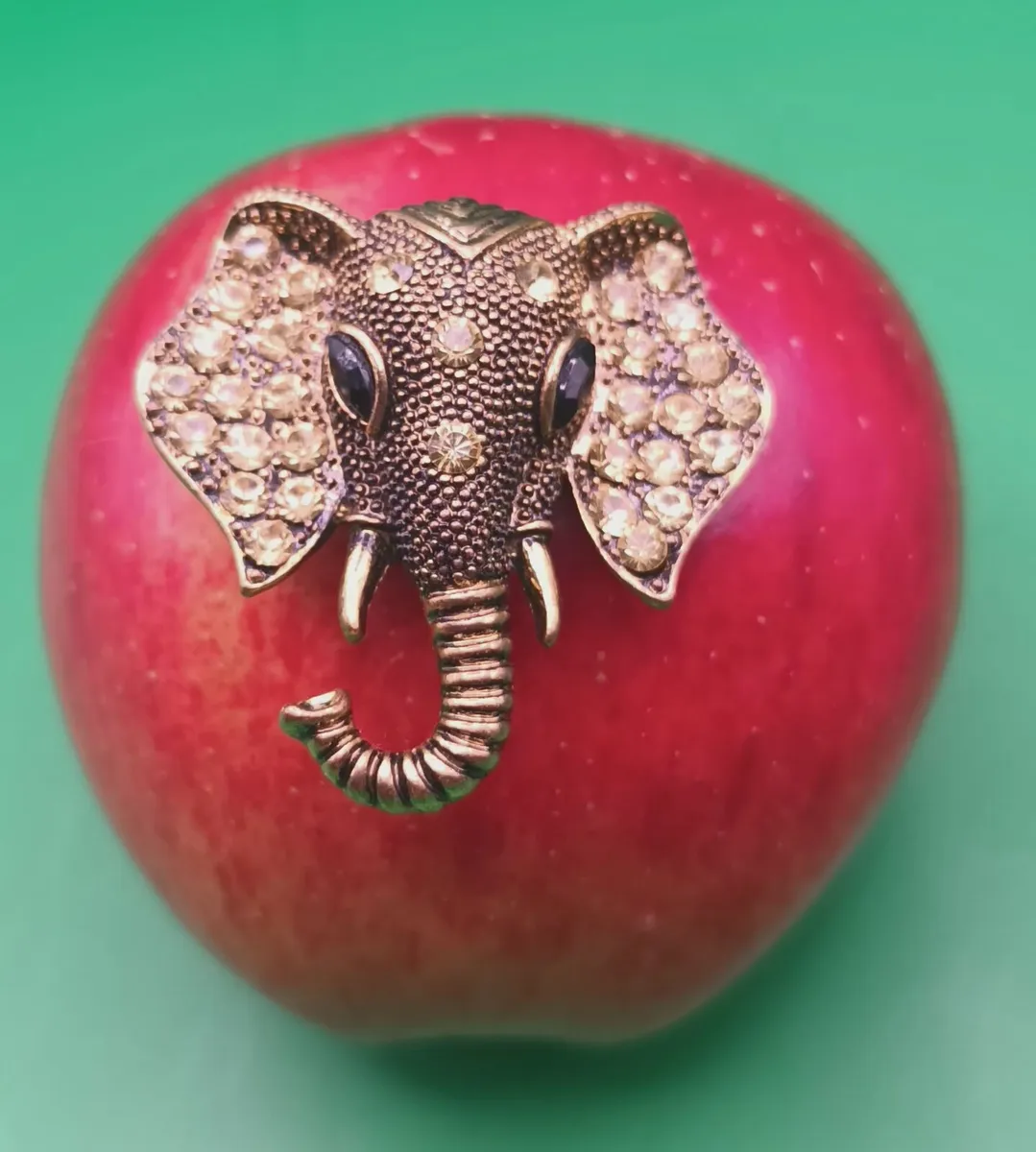 Elephant brooch, great condition, D18 post 3e - Image 1