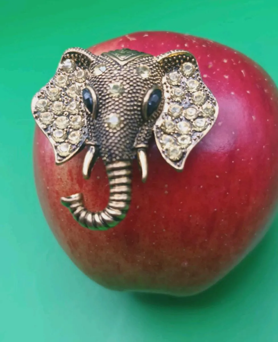 Elephant brooch, great condition, D18 post 3e - Image 3