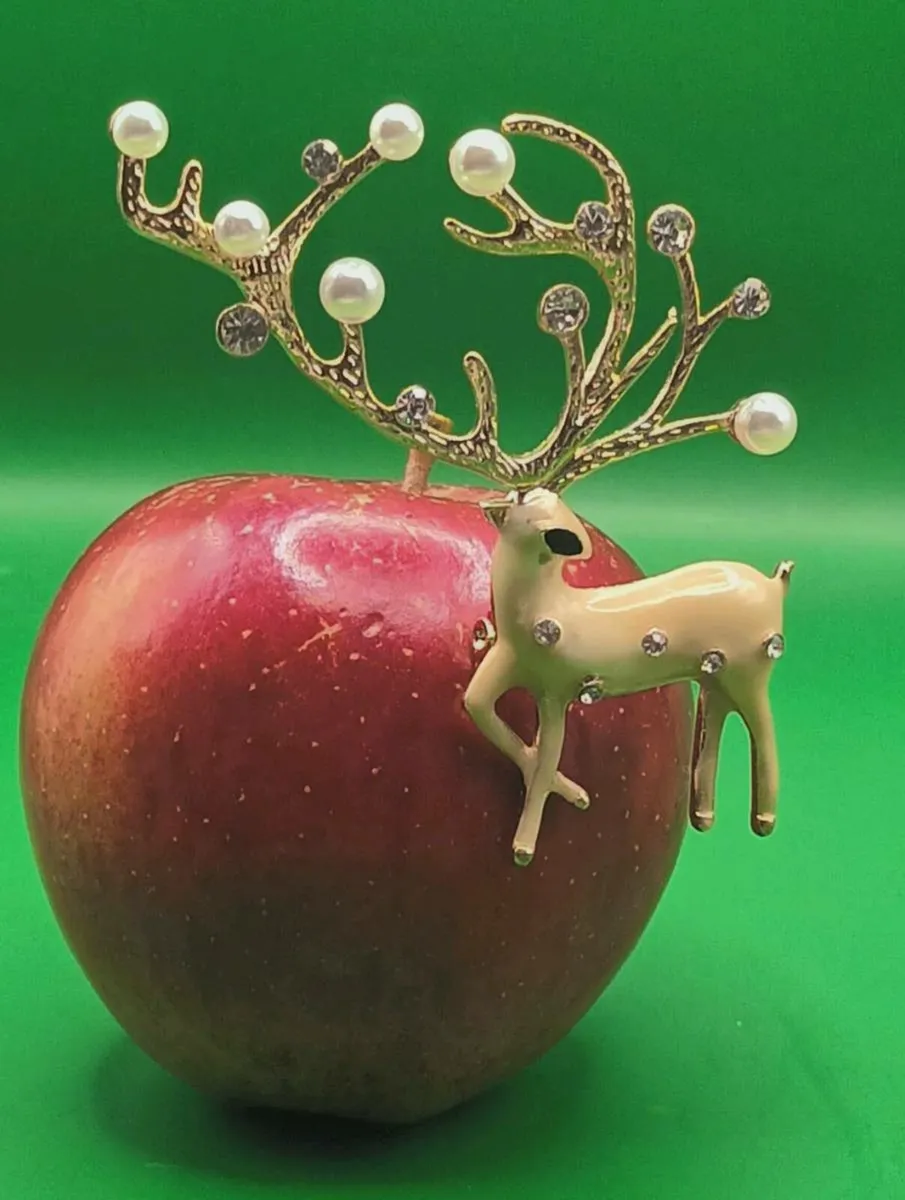 Reindeer brooch, D18 post 3e - Image 1