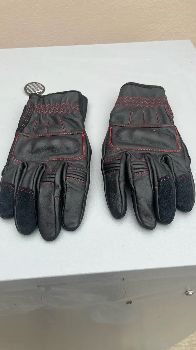 Helmet and gloves - Image 4