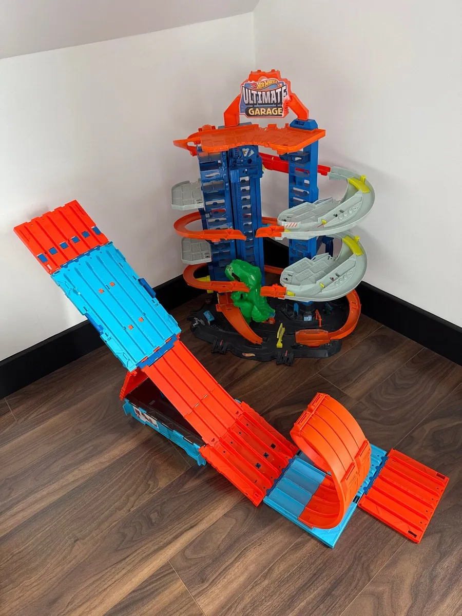 Hot wheels garage and jump track - Image 1