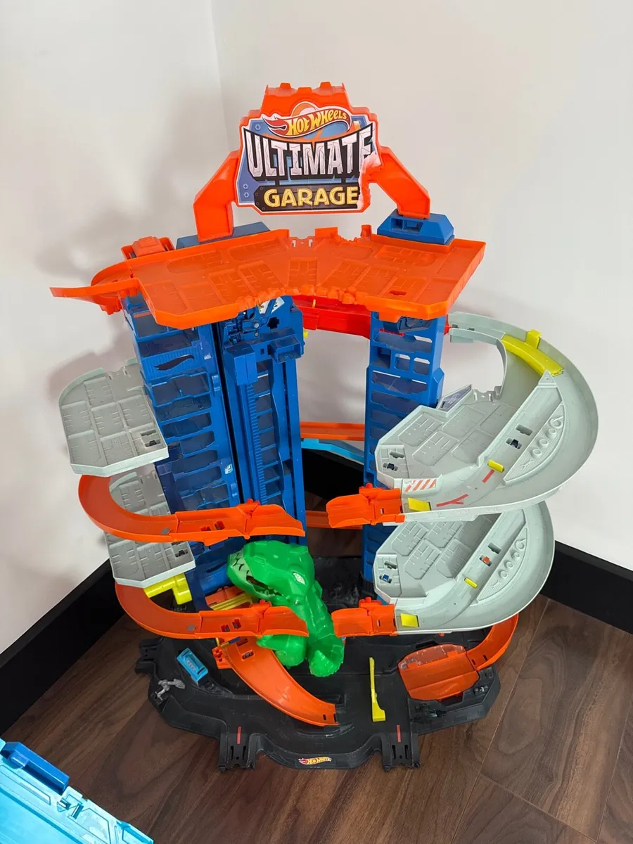 Hot wheels garage and jump track - Image 2