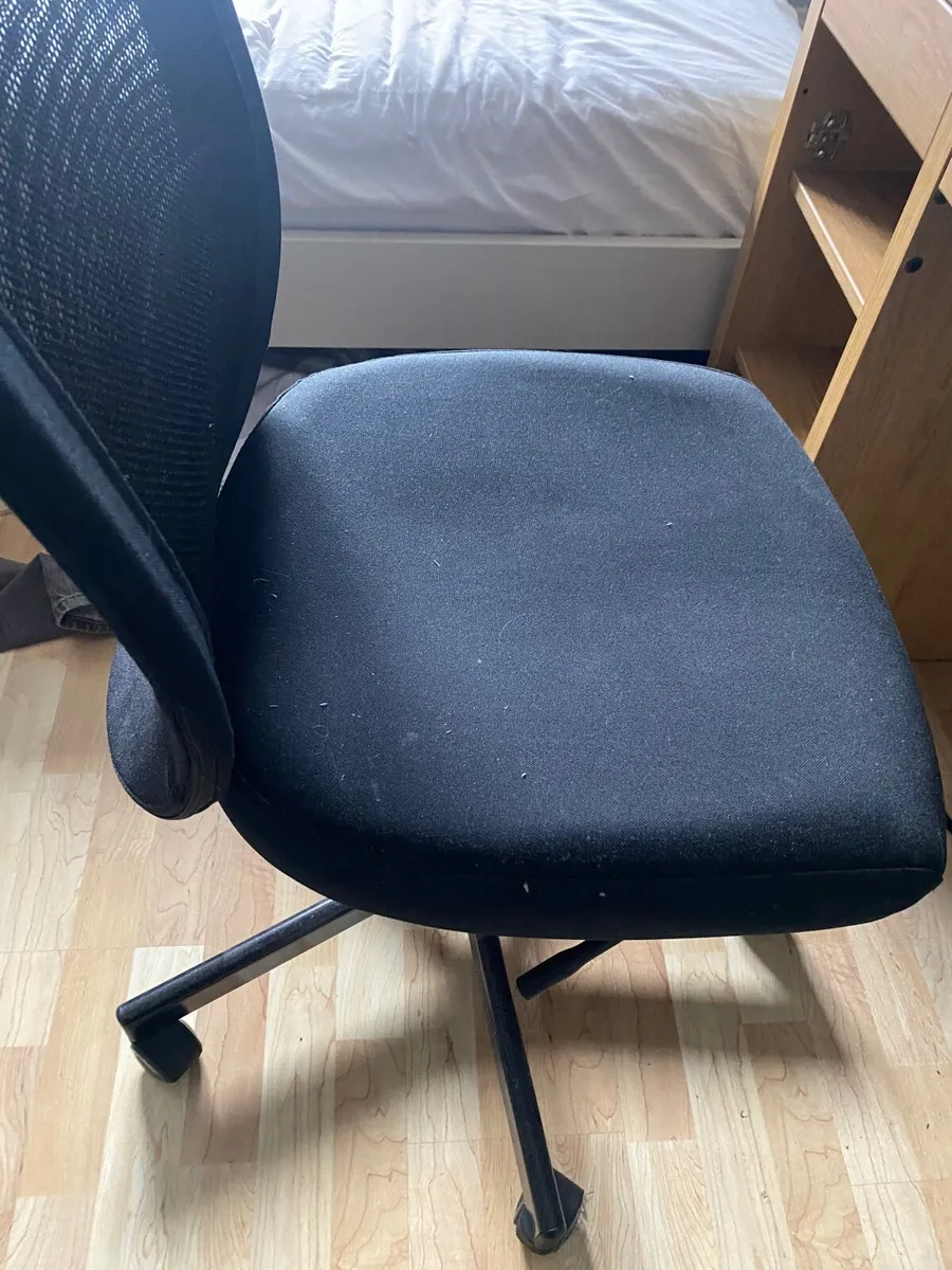 Desk and office chair - Image 3