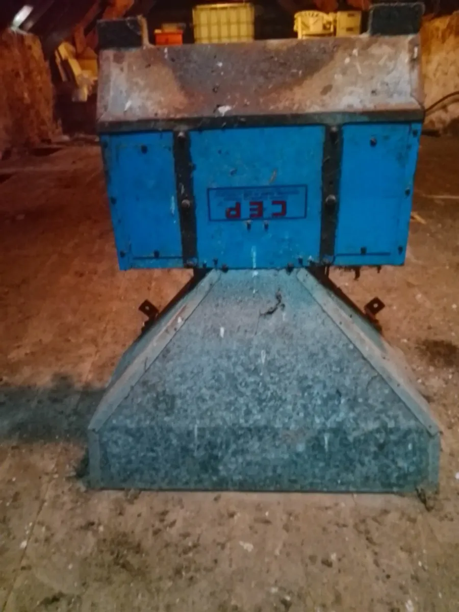 Cashman feeders - Image 1