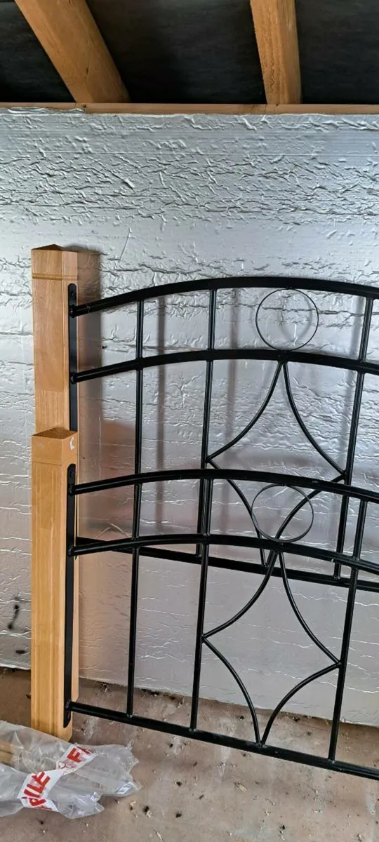 Single metal and timber bed - Image 4