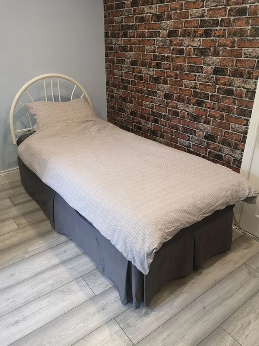 Single divan bed with detachable headboard - Image 1