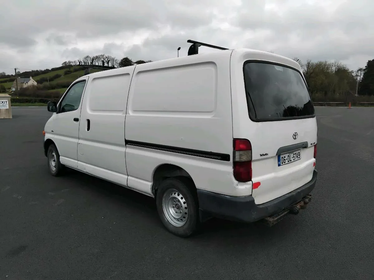 Low kms 2006 hiace van for sale - Image 4