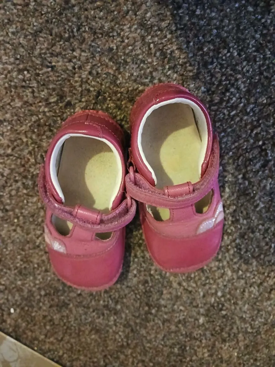 Clarks pink leather first shoes 4.5 e - Image 1