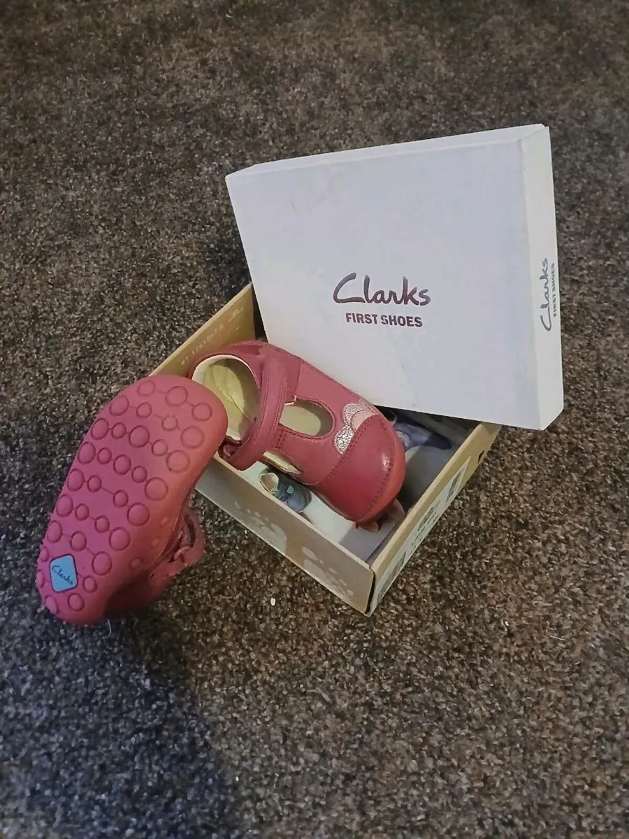 Clarks pink leather first shoes 4.5 e - Image 2