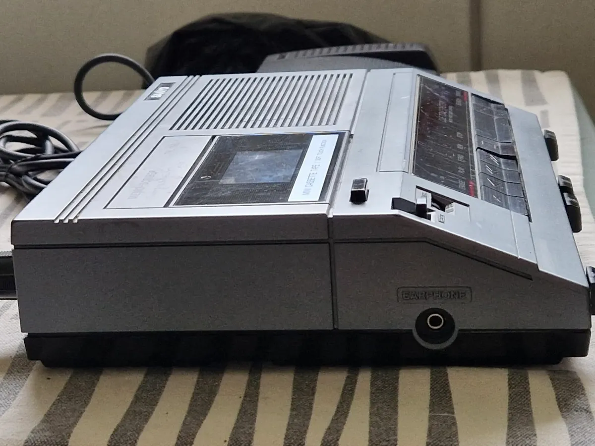 Sanyo Dictaphone with Manual &Foot Pedal Controls - Image 3