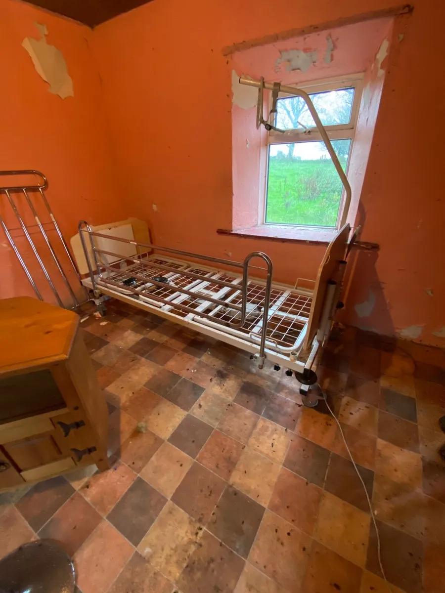 Hospital bed - Image 1
