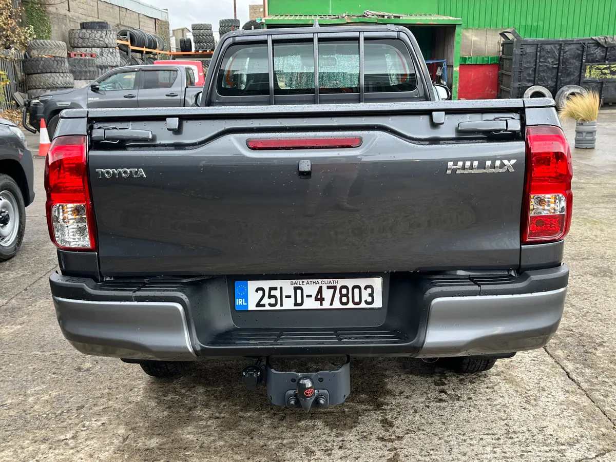 2025 TOYOTA HILUX 2.8D4D SINGLE CAB - Image 4