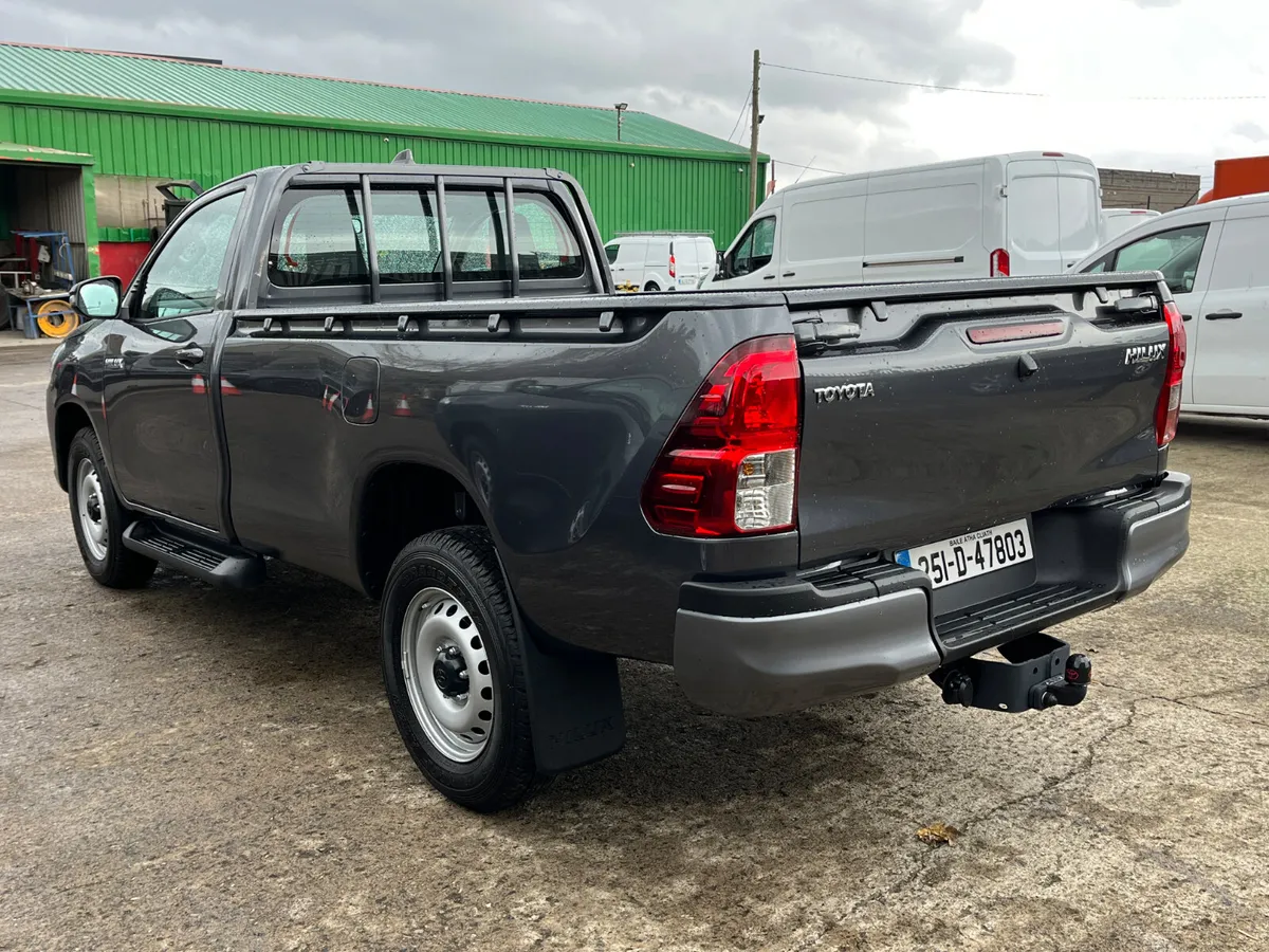 2025 TOYOTA HILUX 2.8D4D SINGLE CAB - Image 3