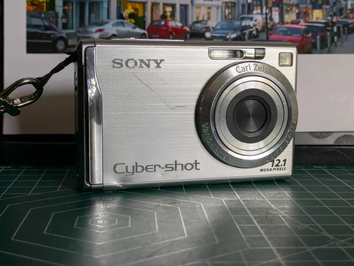 Sony Cyber-shot 10MP CCD🌈 camera Carl Zeiss lens - Image 3