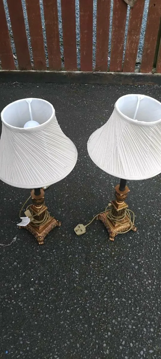 2 vintage bedside.lamps.