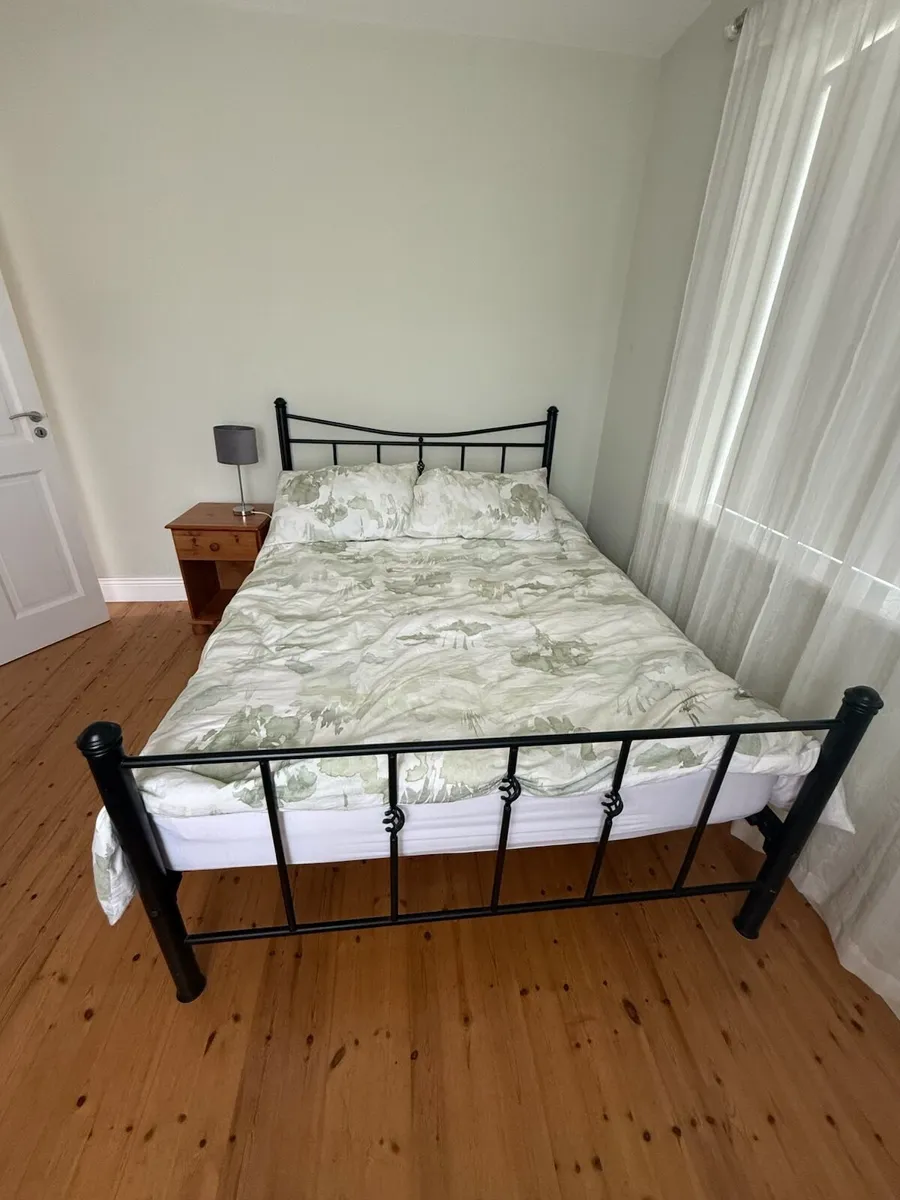 Bed frame and mattress queen size - Image 1