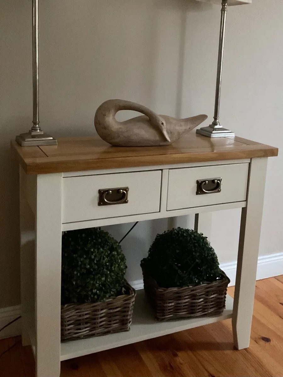 Solid oak neat hall/ console table in great condit - Image 1