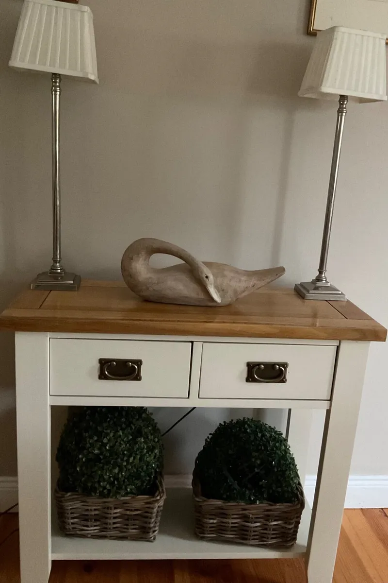 Solid oak neat hall/ console table in great condit - Image 2