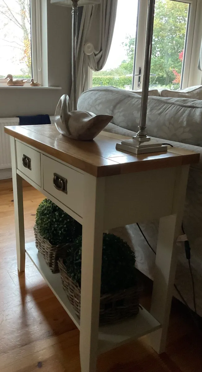 Solid oak neat hall/ console table in great condit - Image 3