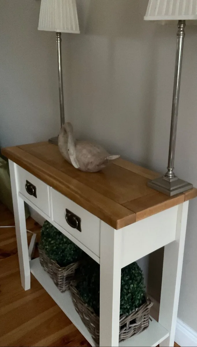 Solid oak neat hall/ console table in great condit - Image 4