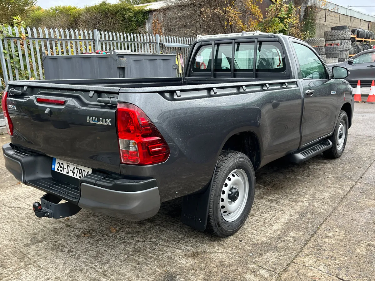 2025 TOYOTA HILUX 2.8D4D SINGLE CAB. - Image 4