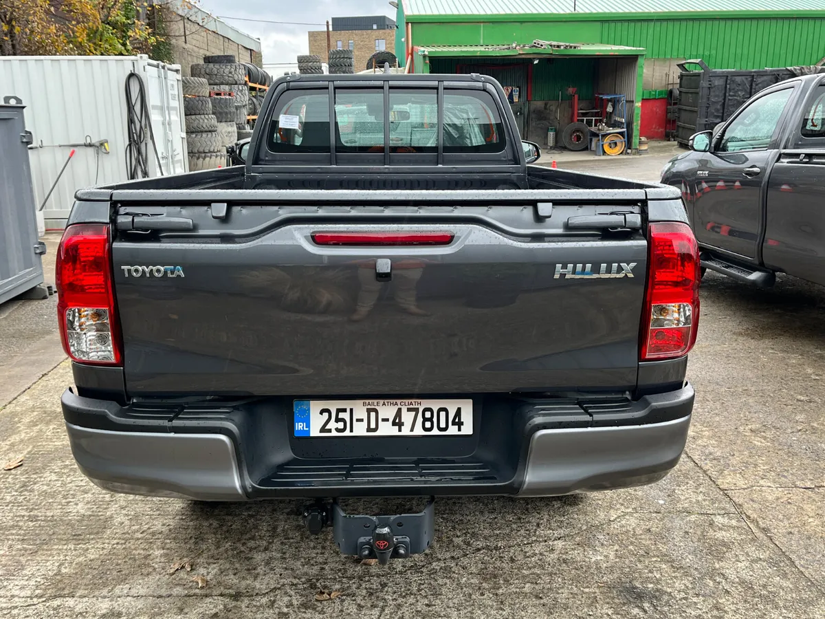 2025 TOYOTA HILUX 2.8D4D SINGLE CAB. - Image 3