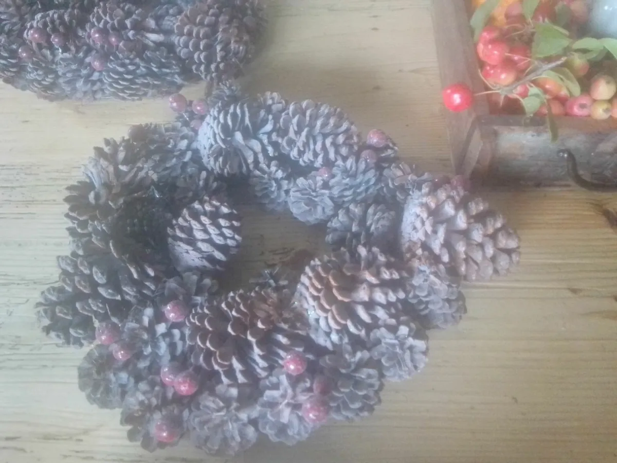M&S NATURAL PINE CONE HEART WREATH 15x13 inches - Image 2