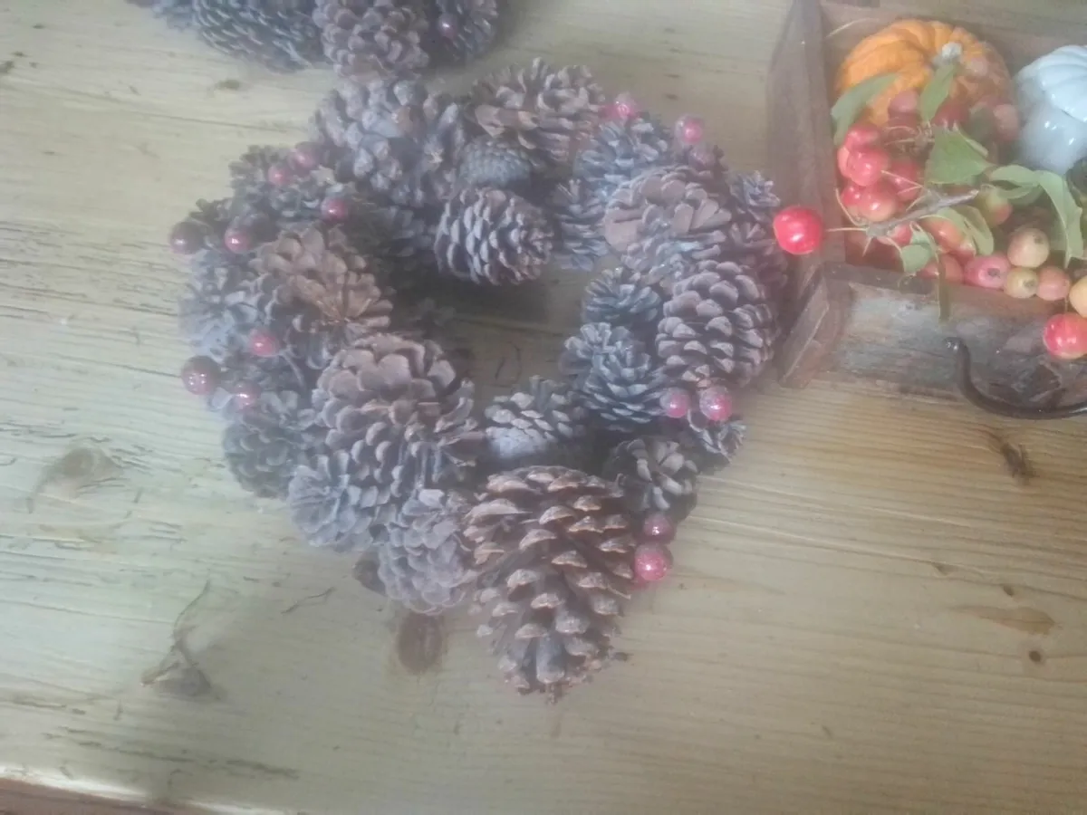 M&S NATURAL PINE CONE HEART WREATH 15x13 inches - Image 1