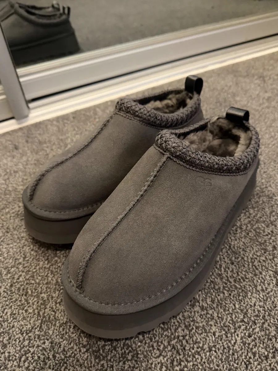 Ugg size 5 - Image 4