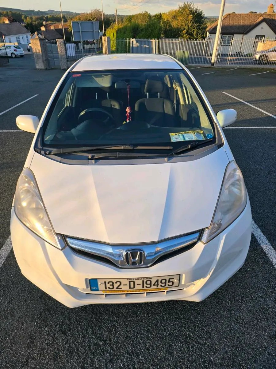 Honda fit hybrid 2013 - Image 2