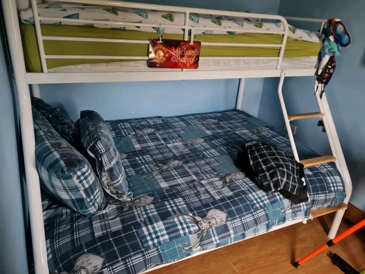 Triple bunk bed