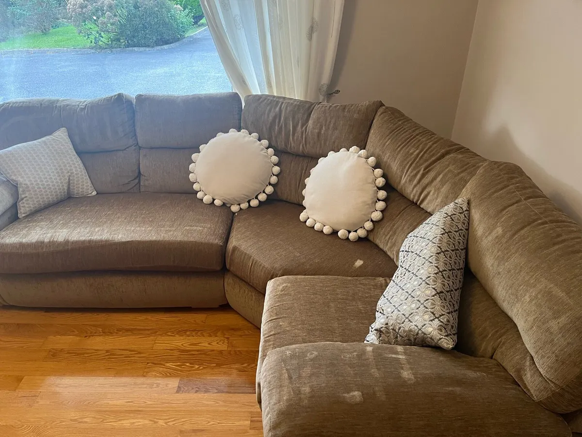 Corner couch - Image 1