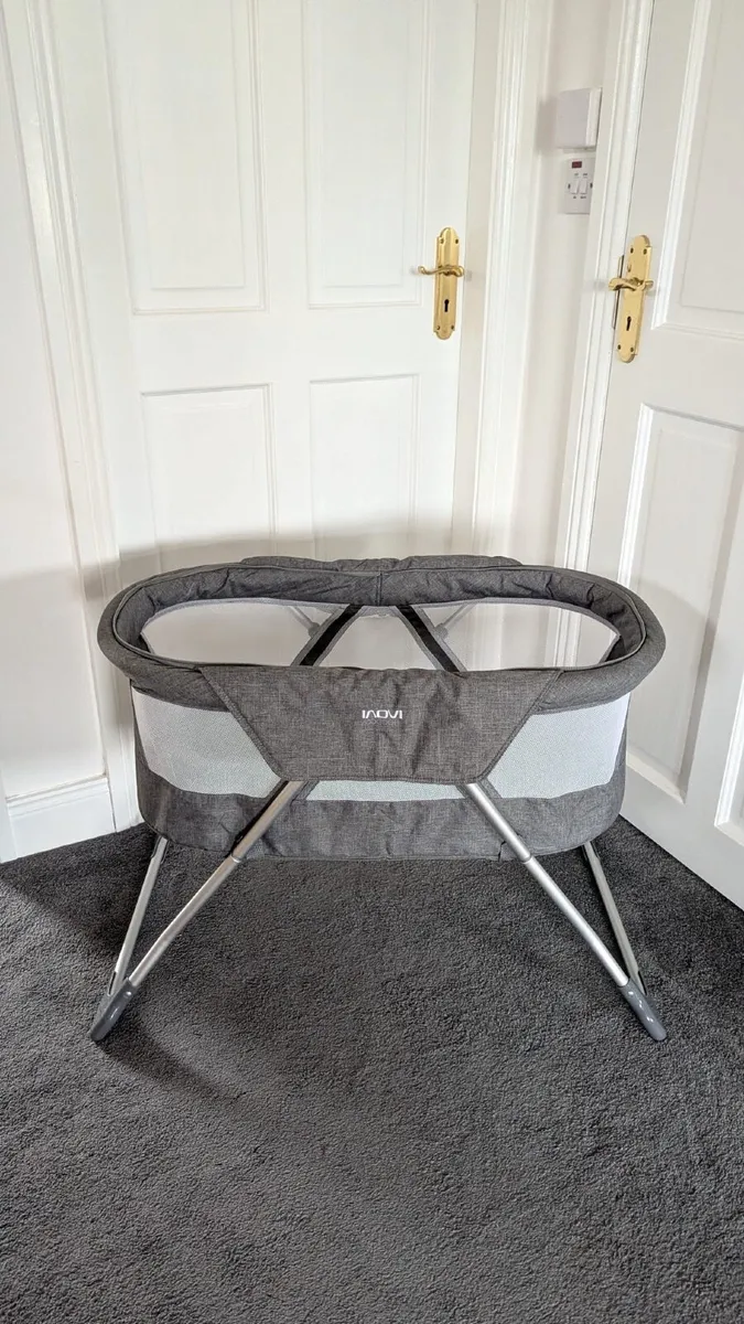 Inovi Cocoon Folding Crib/ Travel Cot - Image 1