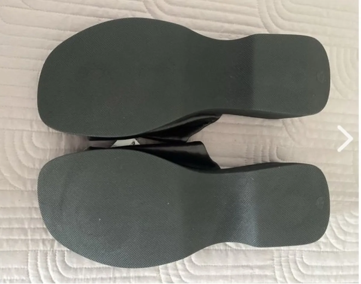 Dunnes Black Sandals Size 8 - Image 4