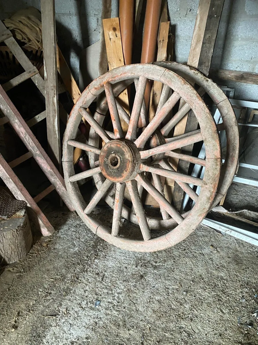 Vintage cart wheel - Image 1