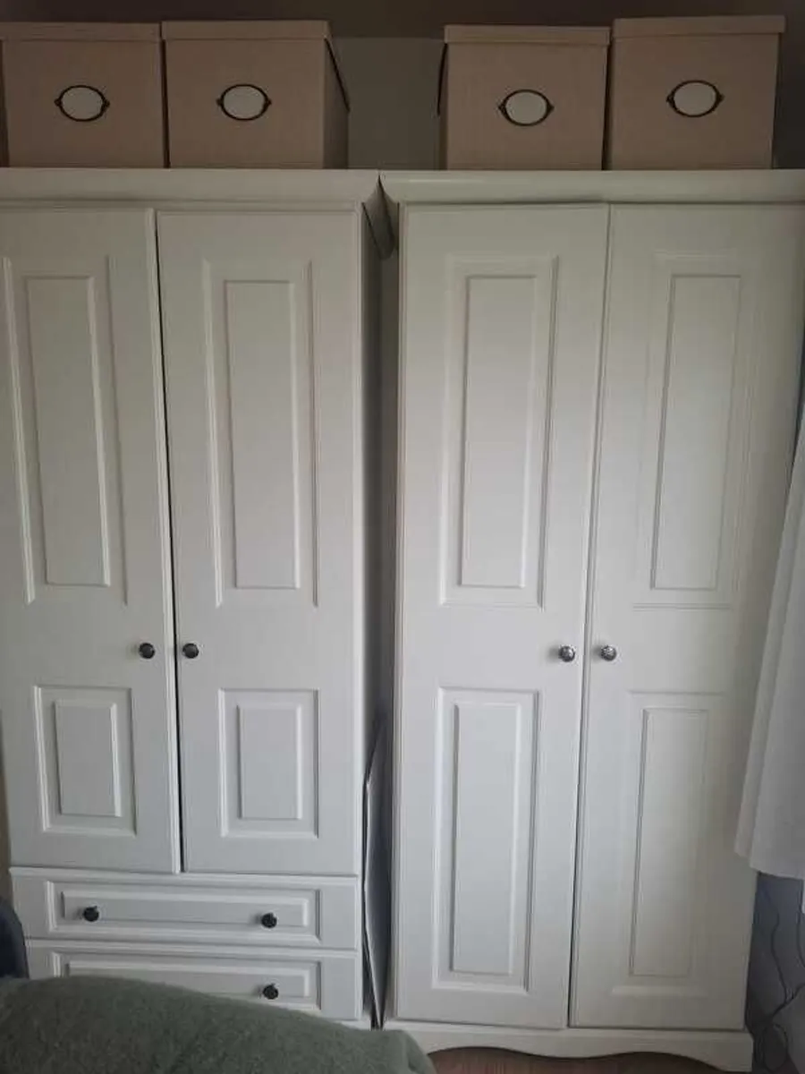 Complete set of bedroom furniture - Image 1