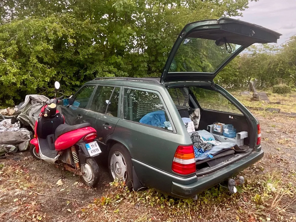 W124 Mercedes estate. - Image 1