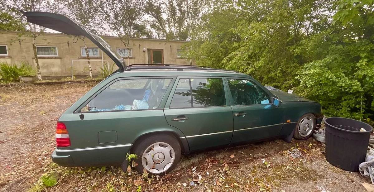 W124 Mercedes estate. - Image 2