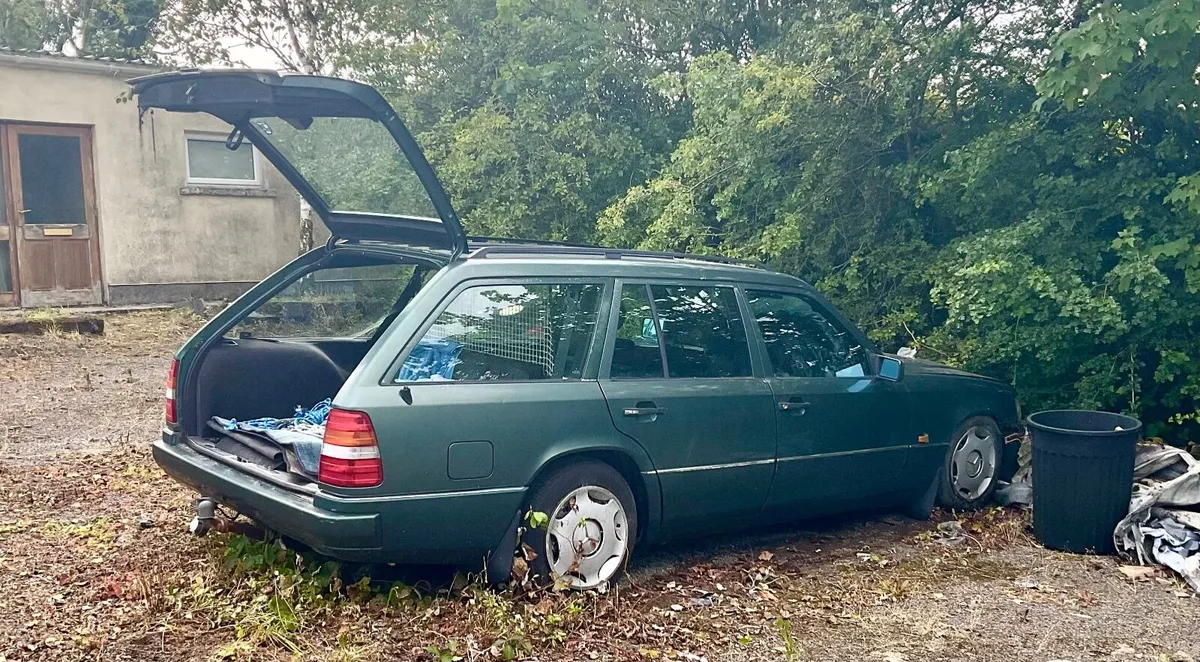 W124 Mercedes estate. - Image 3
