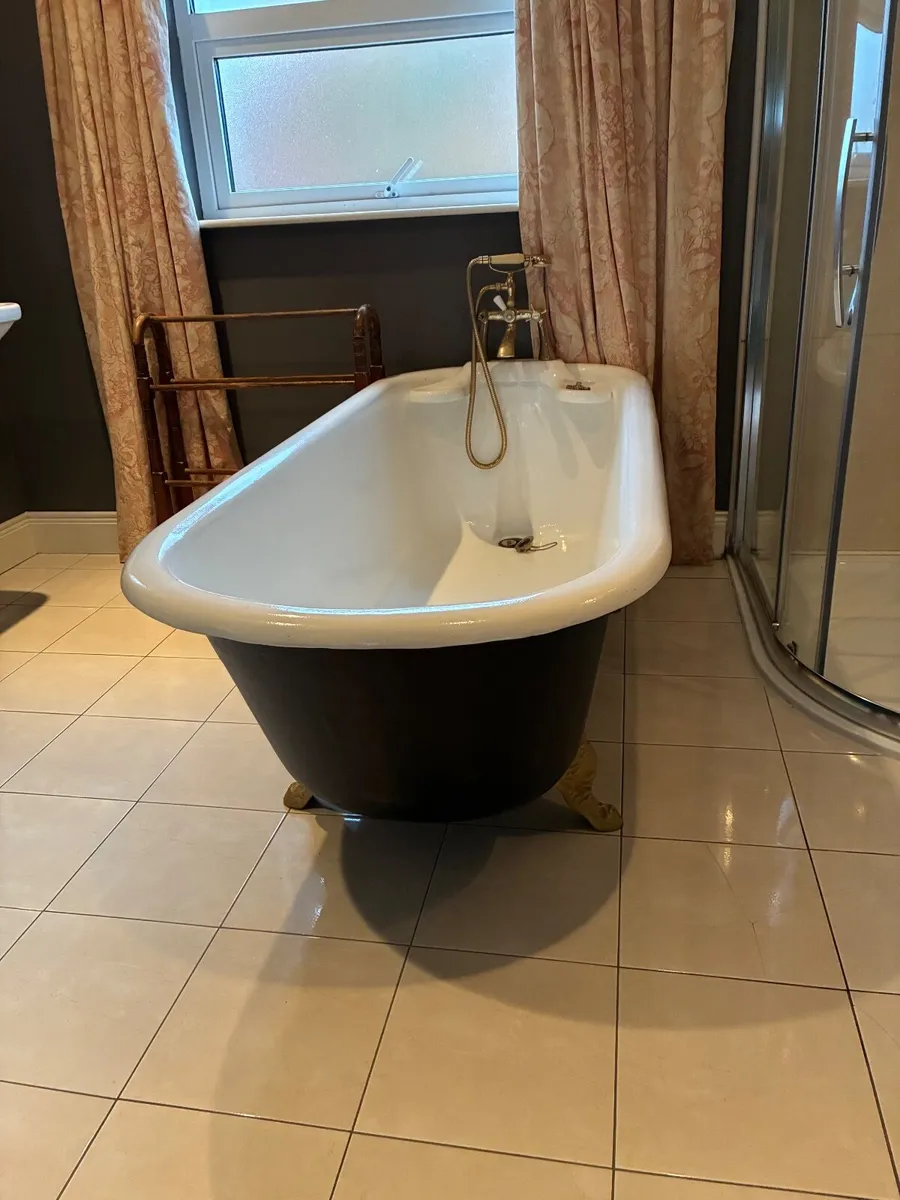 Antique-Style Cast Iron Clawfoot Bath - Image 1