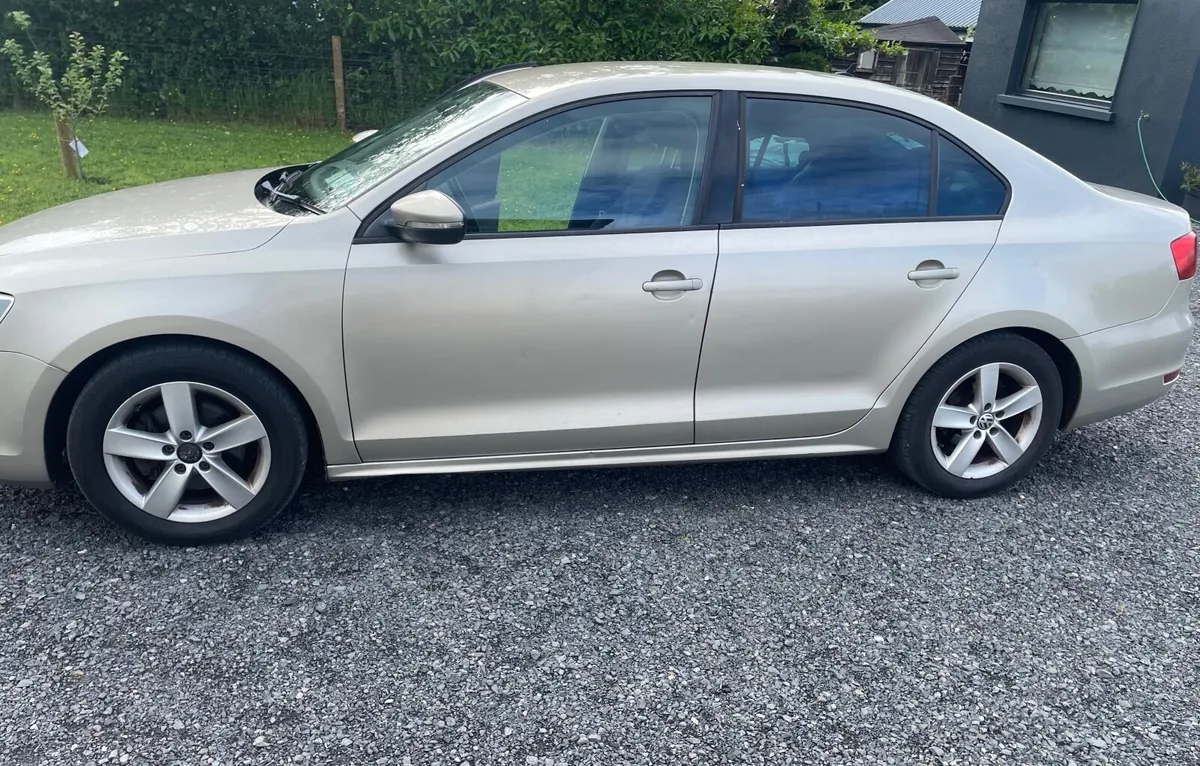 2014 Volkswagen Jetta - Image 2