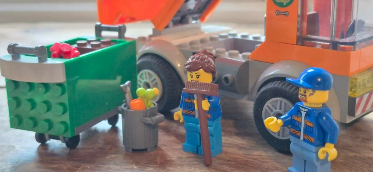 Lego Bin Lorry Set - Image 4