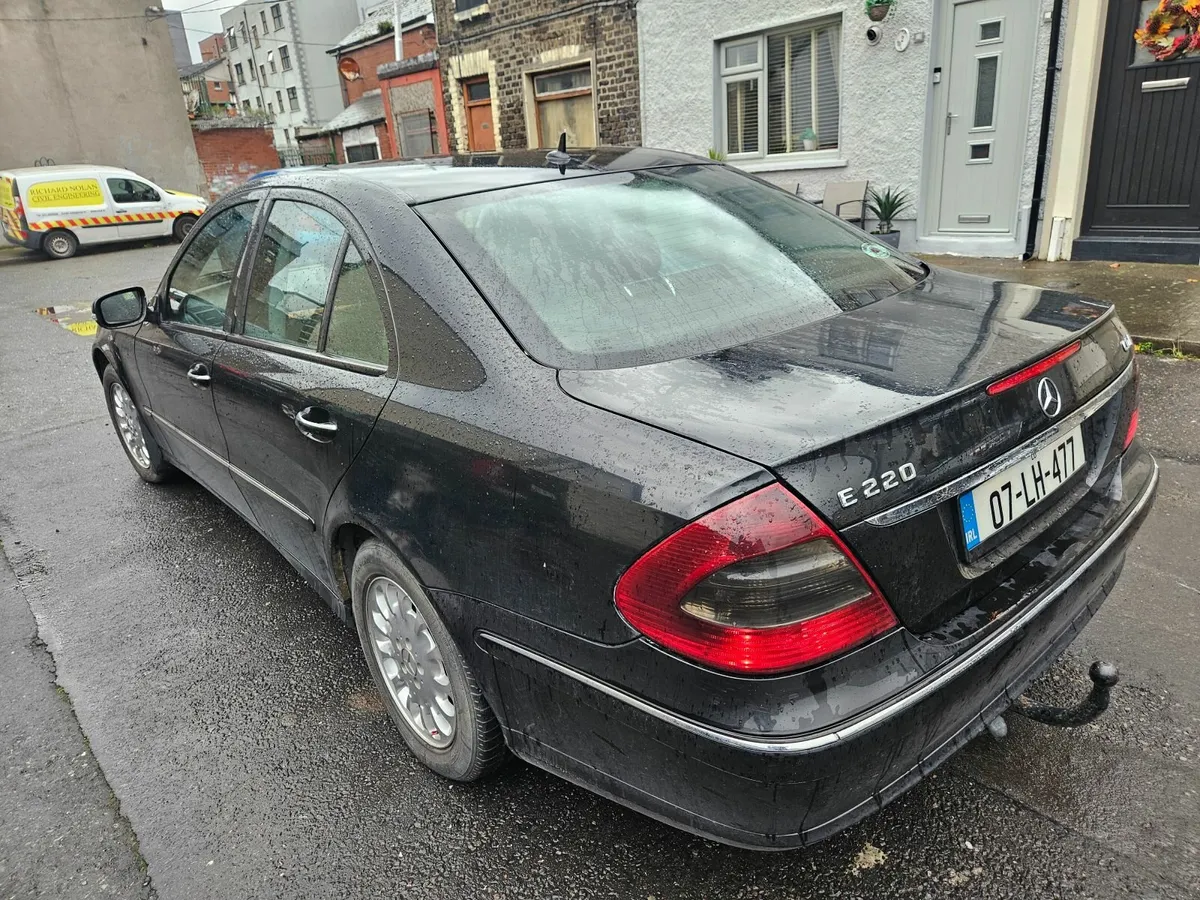 Mercedes-Benz E-Class 2007 - Image 2