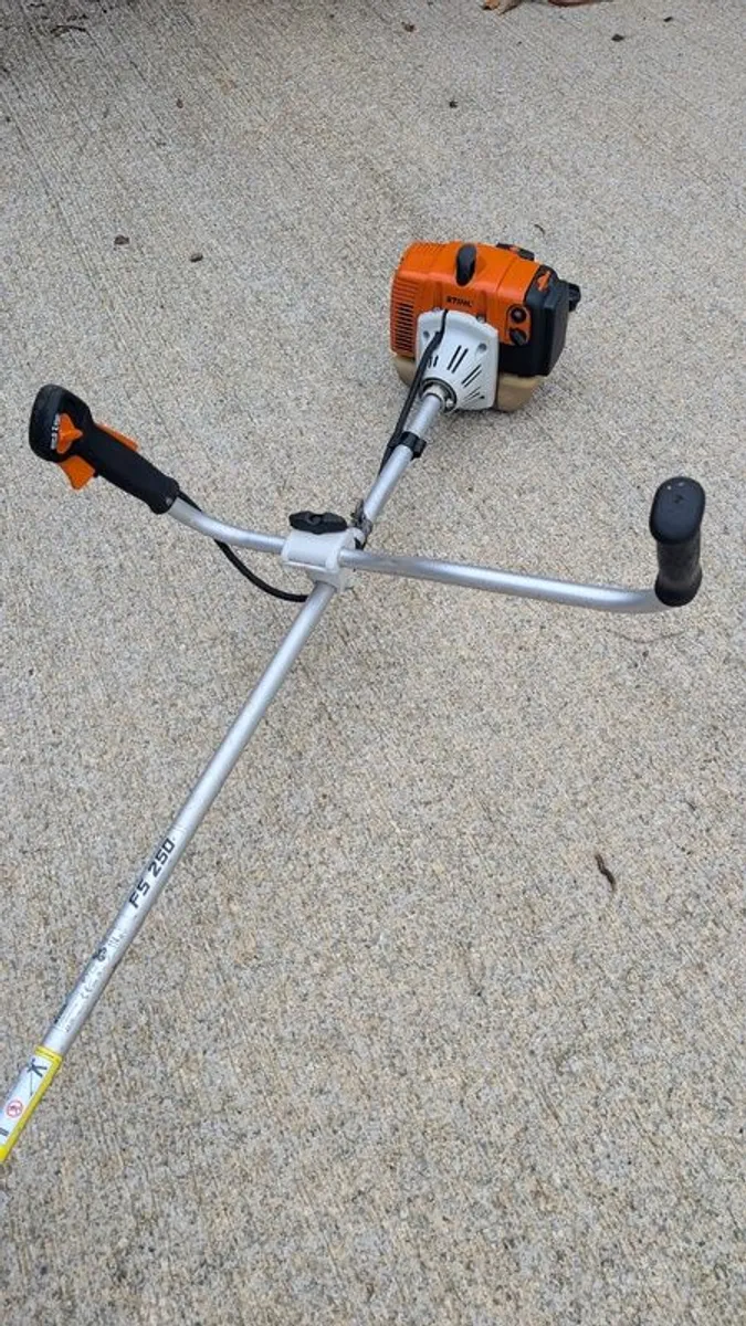 Stihl FS250 Brushcutter - Image 3