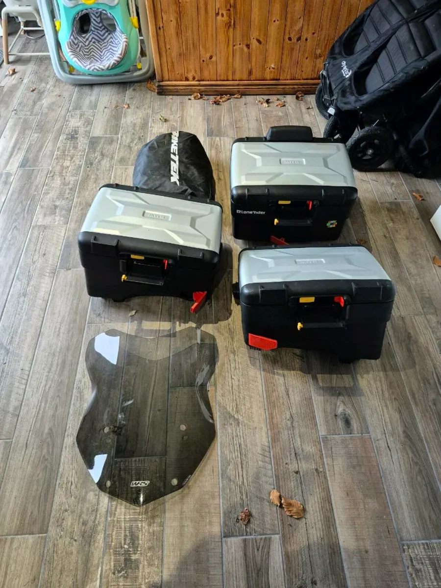 Vario top case , screen and tyre warmers - Image 1