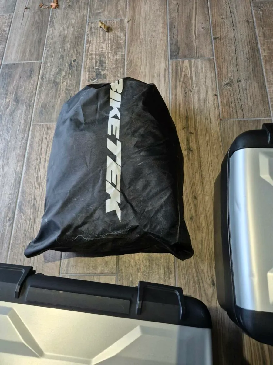 Vario top case , screen and tyre warmers - Image 3