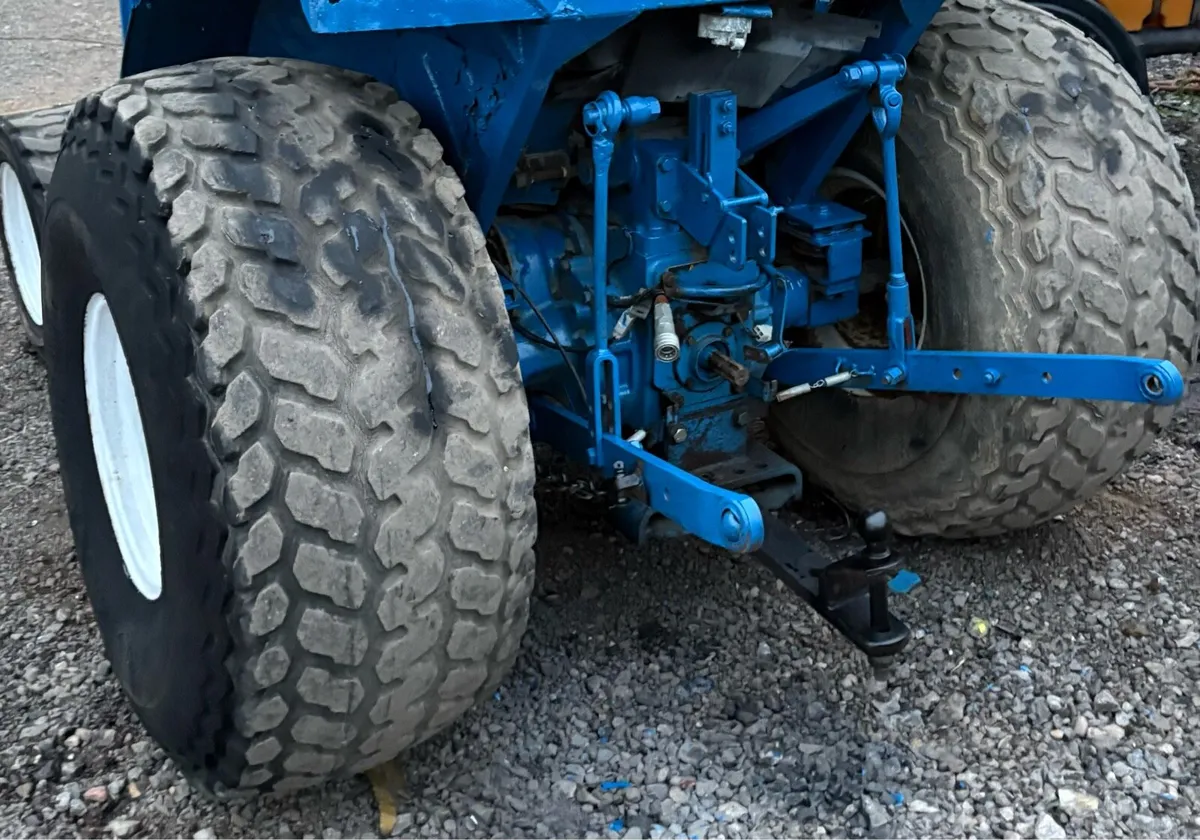 New Holland 1910 Compact  Tractor 4x4 - Image 3