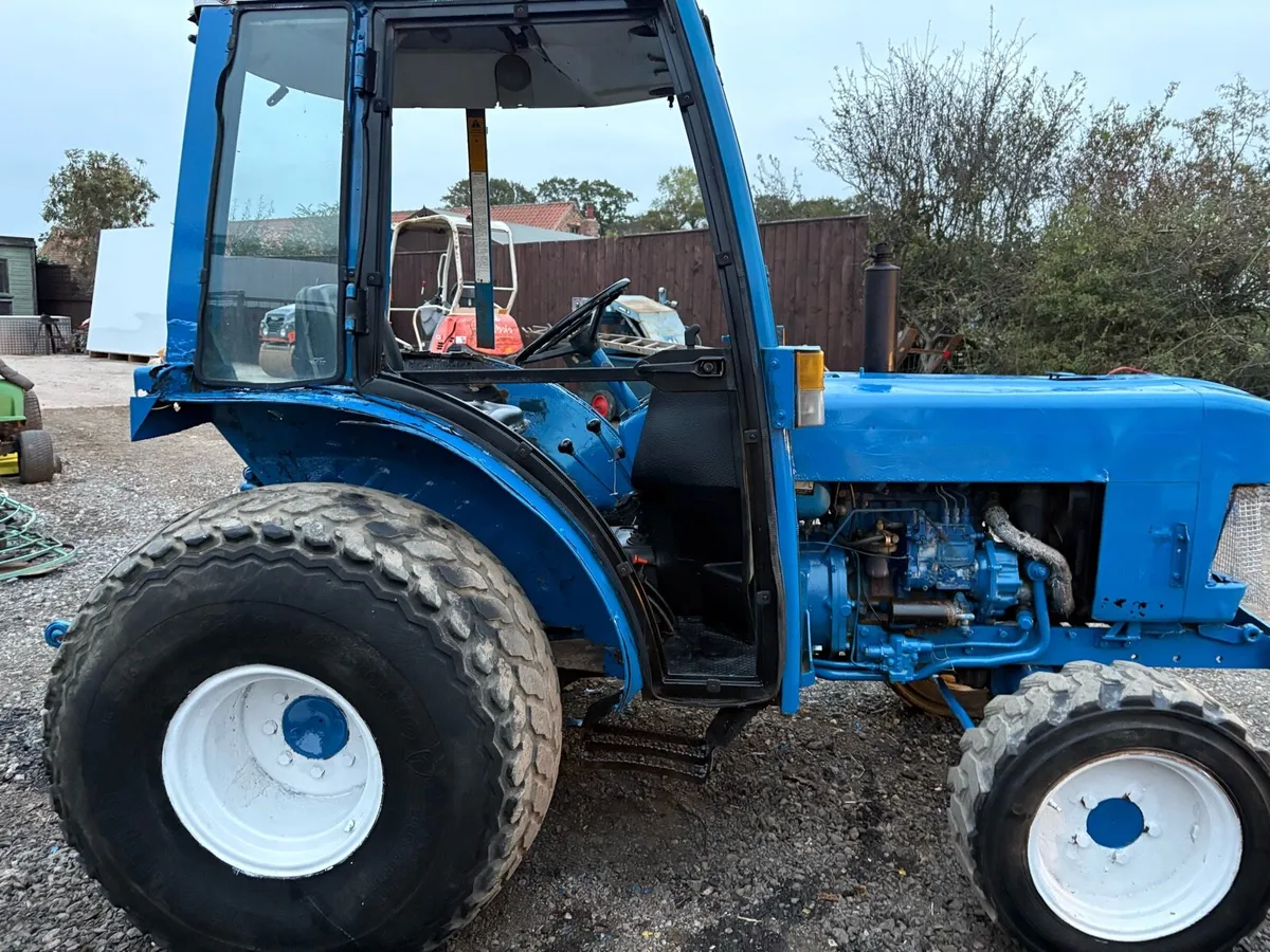 New Holland 1910 Compact  Tractor 4x4 - Image 4