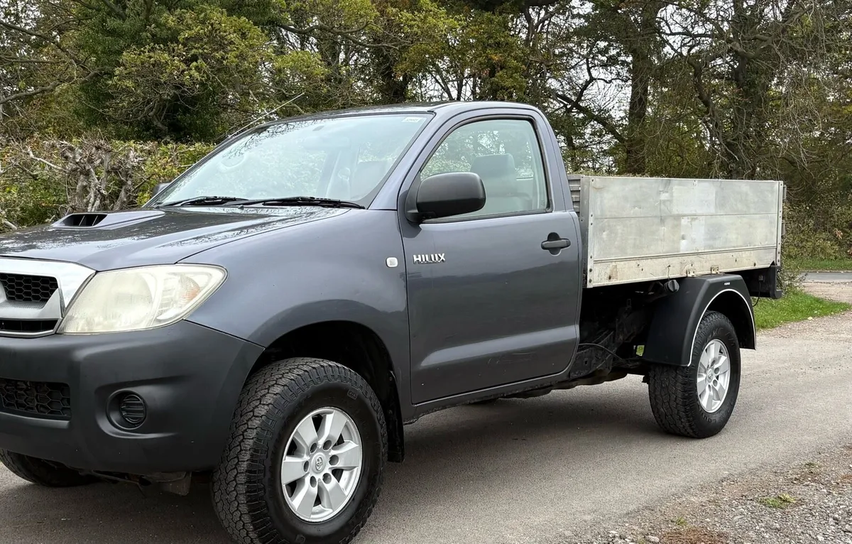Toyota Hilux 2011 . 4x4 - Image 2