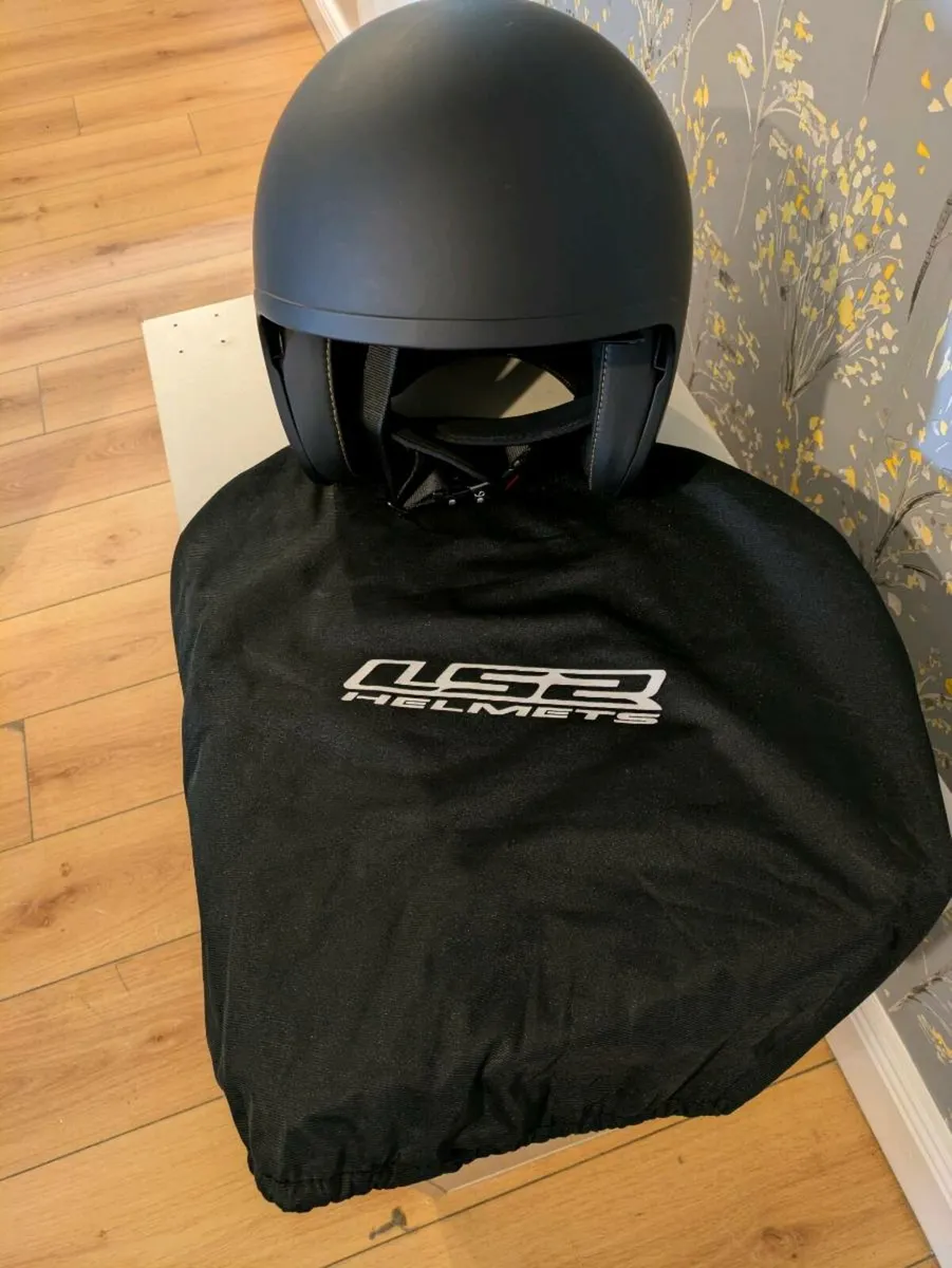 New motorbike helmet - Image 1